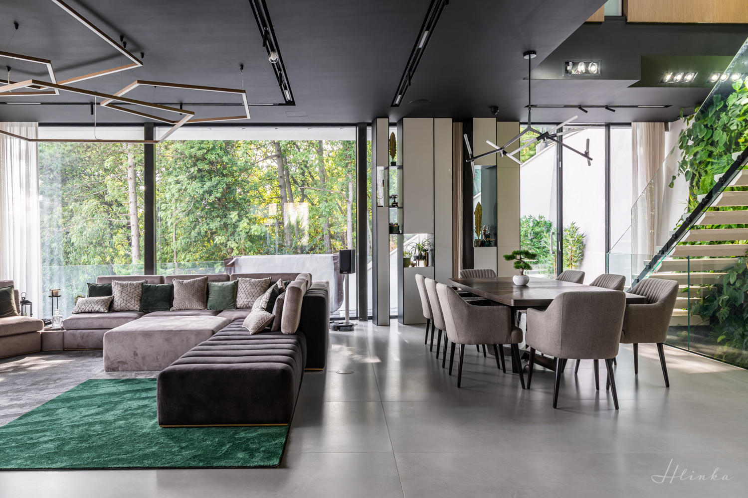 Erdőalja Villa – panorámás nappali